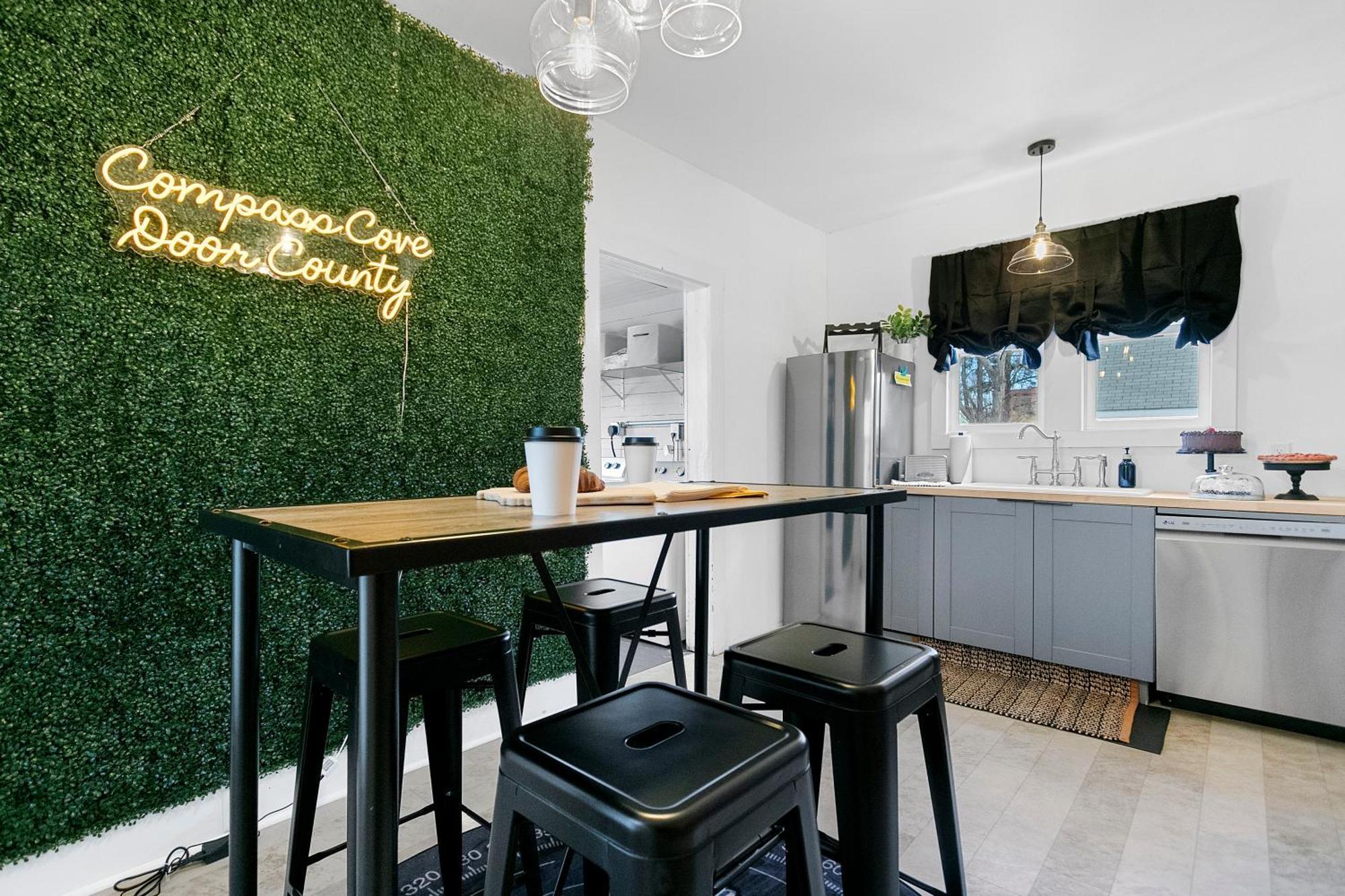 Compass Cove Downtown Home スタージョンベイ エクステリア 写真